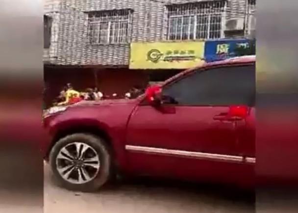 迎親隊伍各不相讓 互射煙花激戰4小時