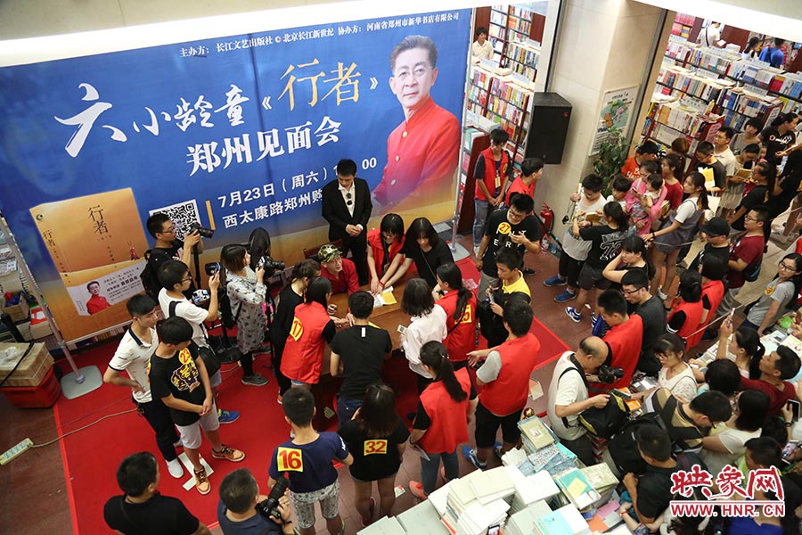不到三個(gè)小時(shí)的簽售時(shí)間，六小齡童累計(jì)簽售自傳2900余冊(cè)，創(chuàng)造了鄭州購書中心的歷史記錄.jpg