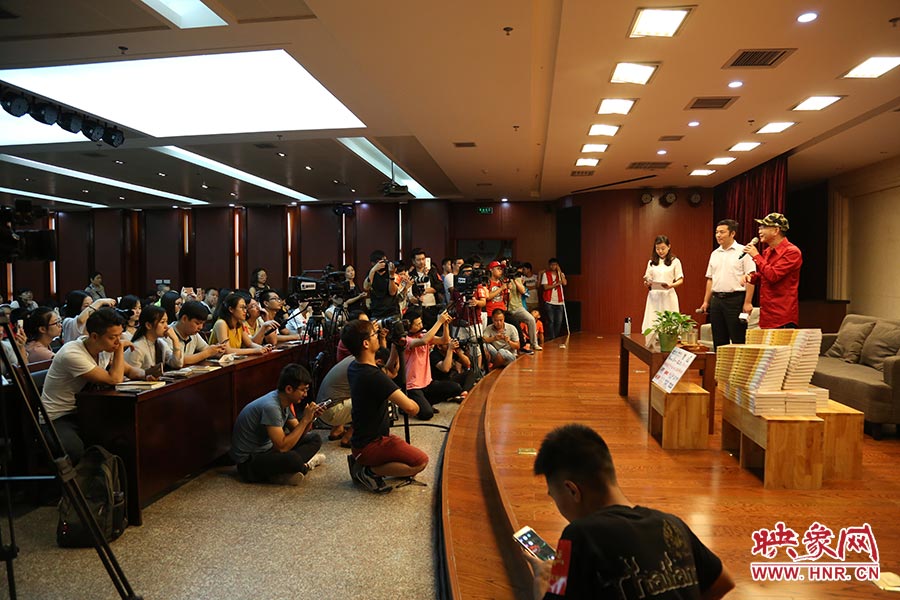 河南本土主流媒體基本全部到場，六小齡童接受記者提問。