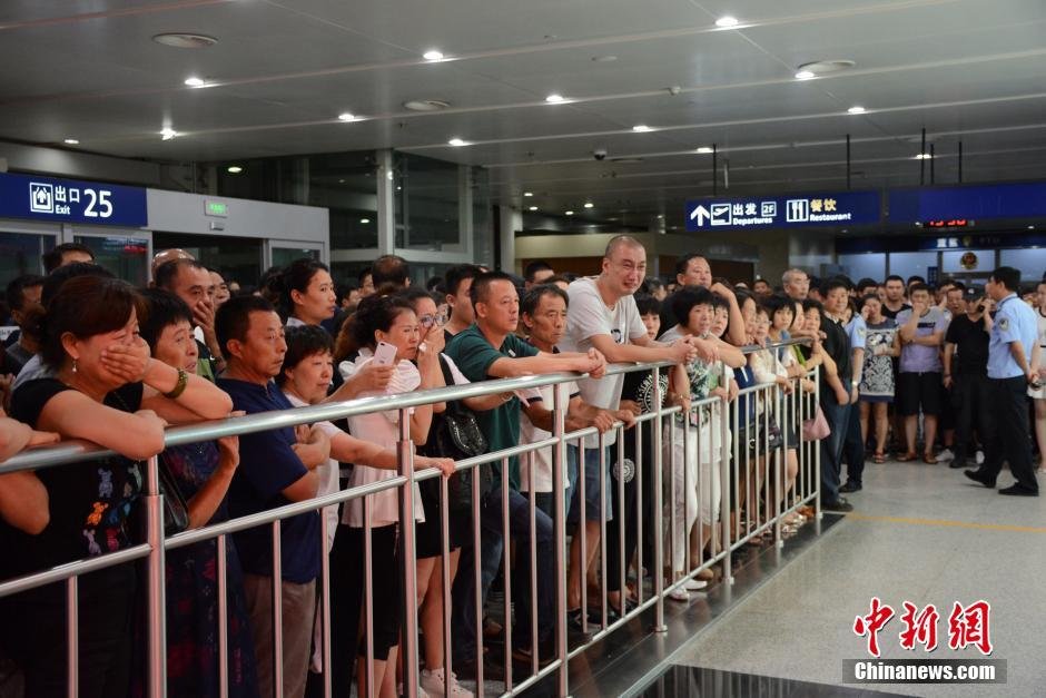 當日18時許，前來接機的家屬陸續來到大連機場，等候著其他親屬帶著親人骨灰“回家”。