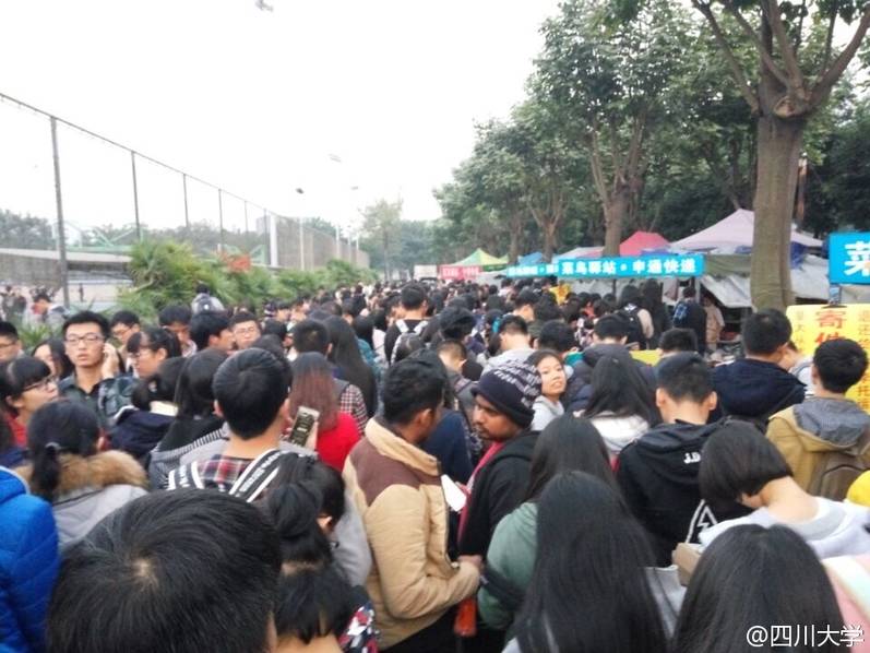 四川一大學取快遞現場