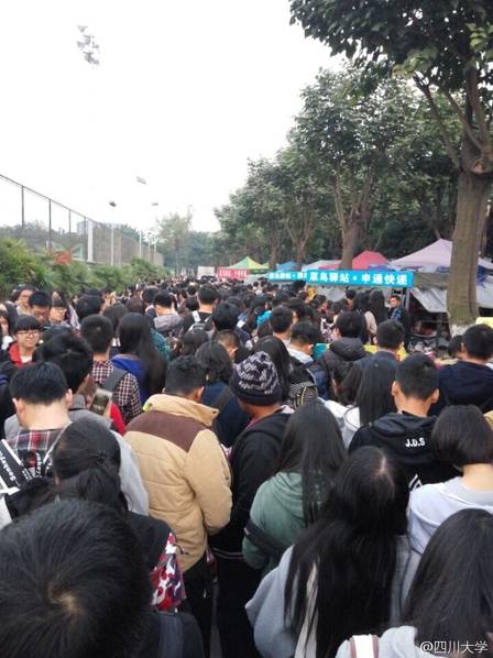 四川一大學取快遞現場