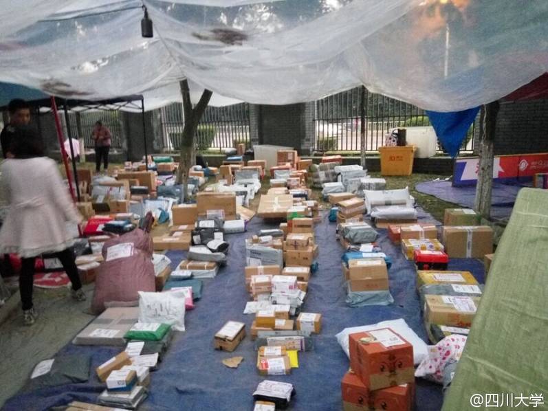 四川一大學取快遞現場