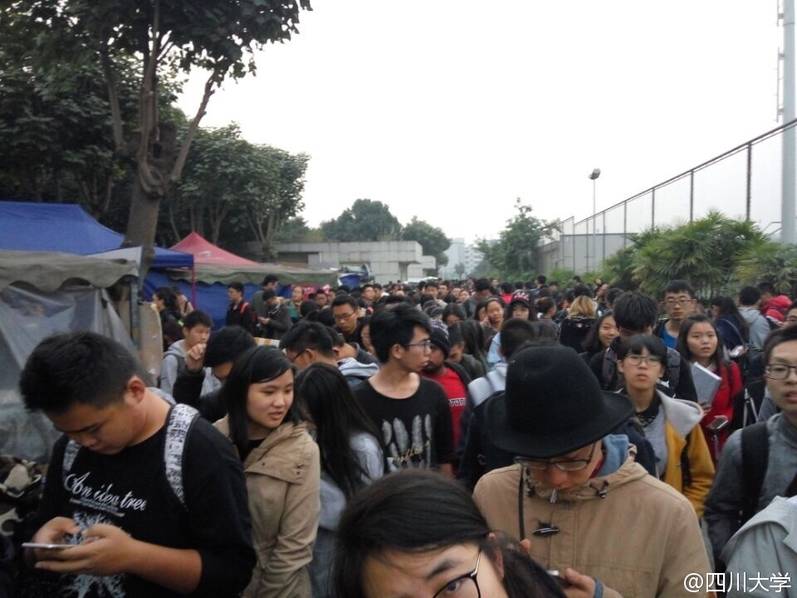 四川一大學取快遞現場