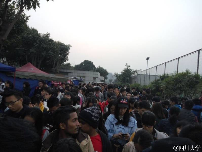 四川一大學取快遞現場