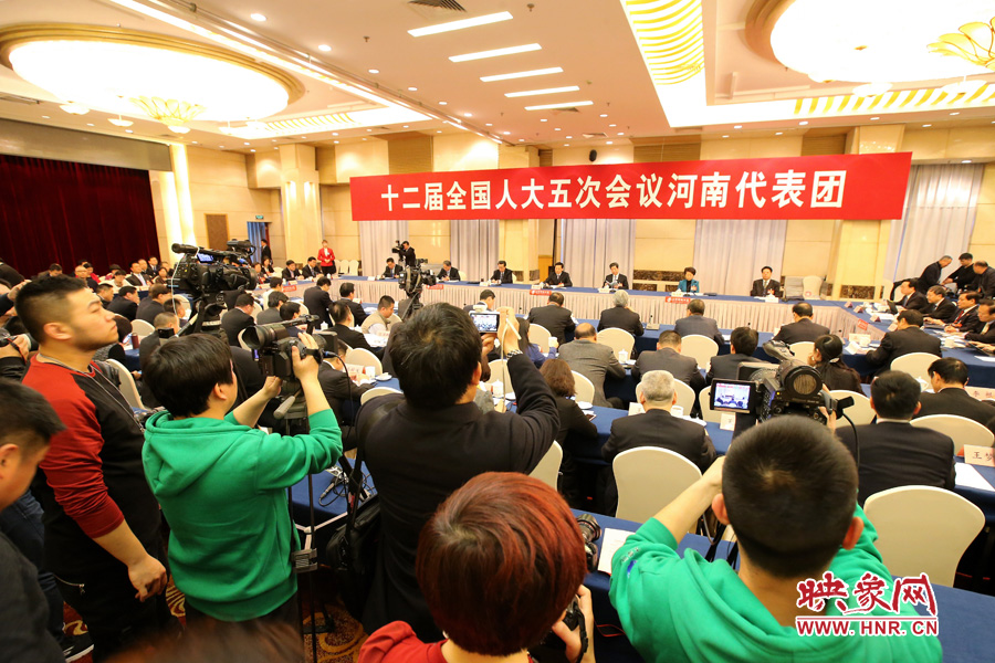 記者擠滿了媒體區，前來聽取河南“聲音”