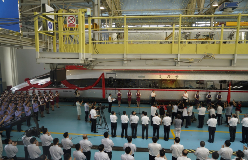 當(dāng)日，由中國鐵路總公司牽頭組織研制、具有完全自主知識(shí)產(chǎn)權(quán)、達(dá)到世界先進(jìn)水平的中國標(biāo)準(zhǔn)動(dòng)車組被命名為“復(fù)興號(hào)”。“復(fù)興號(hào)”將于6月26日在京滬高鐵兩端的北京南站和上海虹橋站雙向首發(fā)。