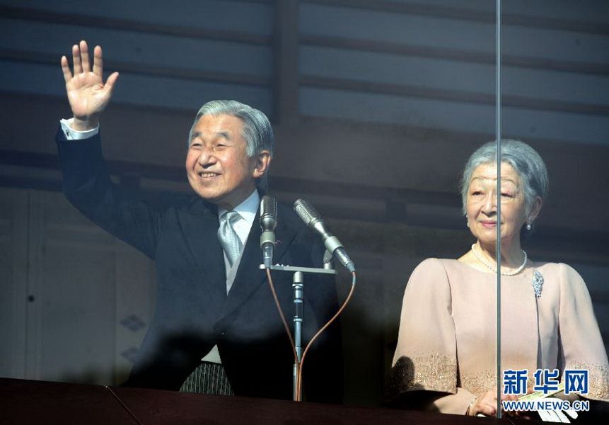 當地時間12月23日,在位于日本東京的皇宮,日本明仁天皇向民眾致意。 當地時間12月23日,在位于日本東京的皇宮,日本明仁天皇向民眾致意。