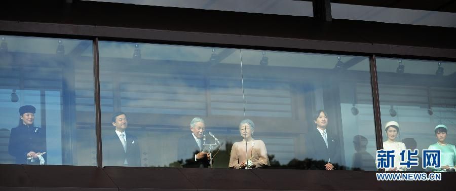 當地時間12月23日,在位于日本東京的皇宮,日本明仁天皇在皇族的陪同下發表生日感言。 當地時間12月23日,在位于日本東京的皇宮,日本明仁天皇在皇族的陪同下發表生日感言。