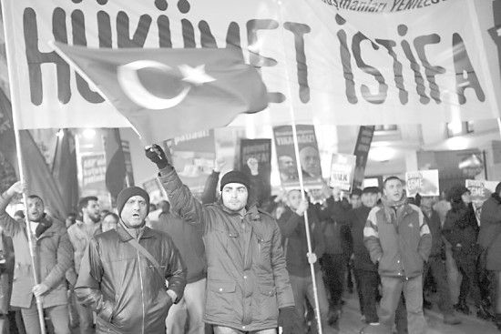 　土耳其民眾25日抗議政府貪腐行為。