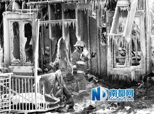 消防員用蒸汽機融化救火后殘留的冰層，尋找遇難者遺