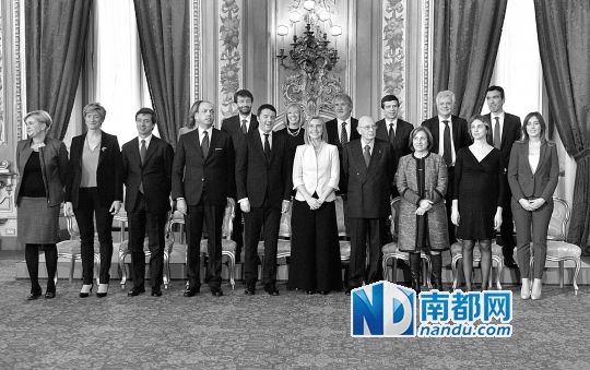 2月22日，在意大利羅馬總統府，新任總理馬泰奧·倫齊(前左五)與總統納波利塔諾(前右四)及新內閣成員