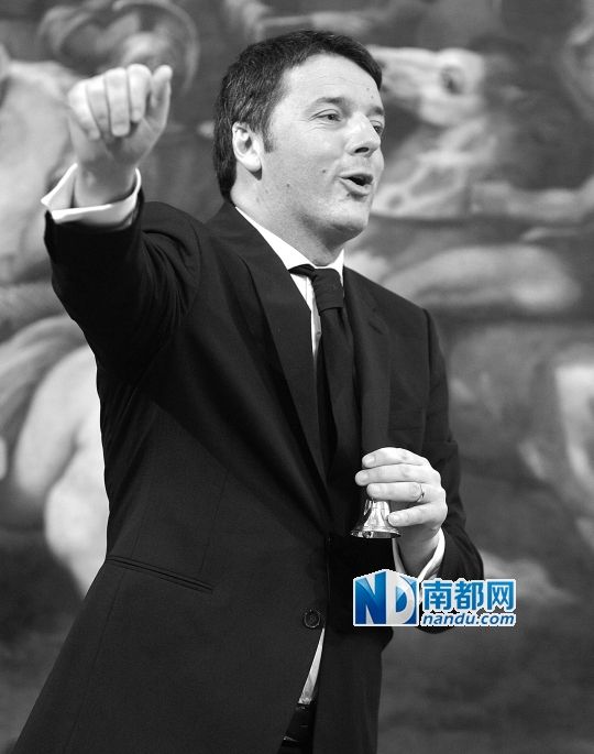 2月22日，在意大利羅馬總理府，新任總理馬泰奧·倫齊搖鈴象征正式行使總理權力。