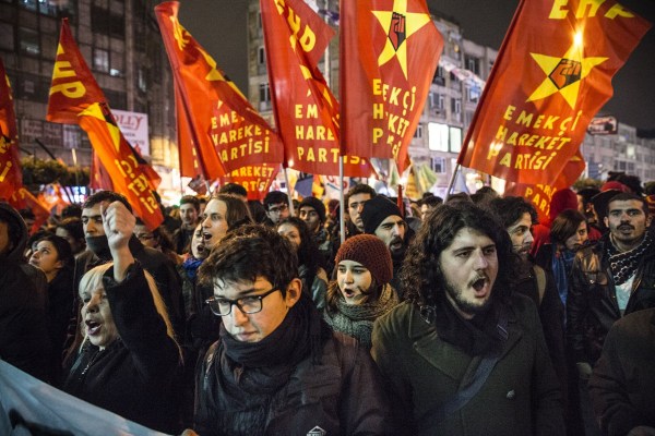 當地時間2014年2月25日，土耳其伊斯坦布爾，總理涉腐錄音引發全國抗議，要求本屆政府下臺。