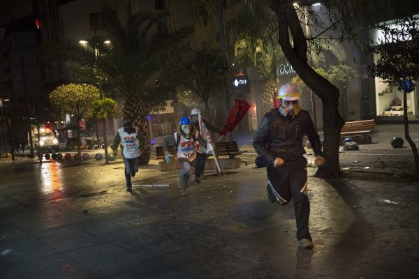 當地時間2014年2月25日，土耳其伊斯坦布爾，總理涉腐錄音引發全國抗議，要求本屆政府下臺。