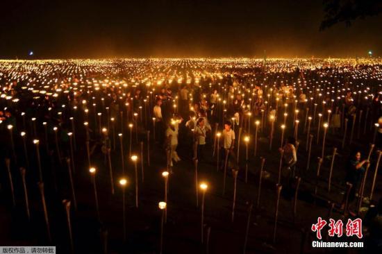 菲民眾點(diǎn)燃5萬(wàn)多只蠟燭拼地圖欲破世界紀(jì)錄(圖)