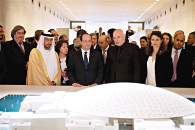 4月29日,法國總統(tǒng)奧朗德(中)和阿布扎比文化遺產(chǎn)委員會主席蘇爾坦親王(左)一起觀看“阿布扎比盧浮宮”建筑模型。盧浮宮計劃打造“阿布扎比盧浮宮”,以推廣法國文化。 4月29日,法國總統(tǒng)奧朗德(中)和阿布扎比文化遺產(chǎn)委員會主席蘇爾坦親王(左)一起觀看“阿布扎比盧浮宮”建筑模型。盧浮宮計劃打造“阿布扎比盧浮宮”,以推廣法國文化。