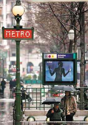 法國設(shè)置“語言警察”,防止民眾在受限制的場合說英語或聽英語內(nèi)容。 法國設(shè)置“語言警察”,防止民眾在受限制的場合說英語或聽英語內(nèi)容。