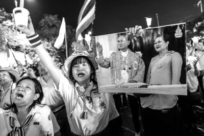 5日，泰國巴蜀府海濱度假勝地華欣，數(shù)萬民眾身穿國王的代表色“黃色”T恤，自發(fā)上街，口喊“國王萬歲”的口號。