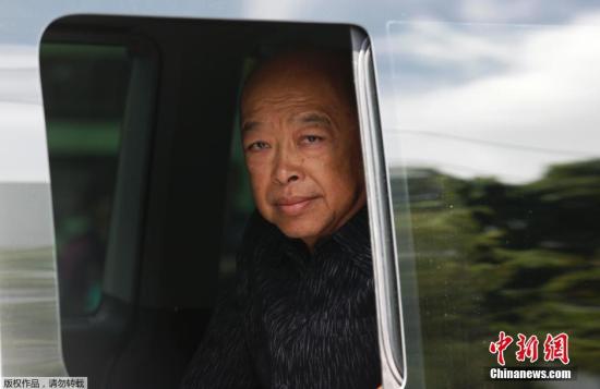 圖為泰國(guó)前副總理素拉蓬抵達(dá)陸軍俱樂(lè)部。 圖為泰國(guó)前副總理素拉蓬抵達(dá)陸軍俱樂(lè)部。