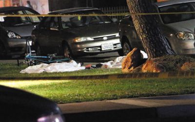 5月23日在美國加州大學(xué)圣巴巴拉分校附近的槍擊現(xiàn)場拍攝的死者遺體。