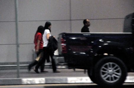 白衣女子(右二)為獲釋中國女游客(圖片來源:新海峽時報) 白衣女子(右二)為獲釋中國女游客(圖片來源:新海峽時報)