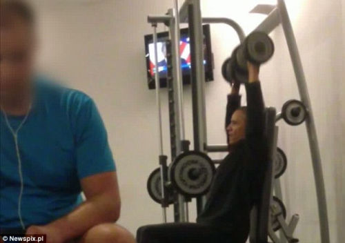 奧巴馬安?，F漏洞舉啞鈴健身時遭偷拍（組圖）（2）