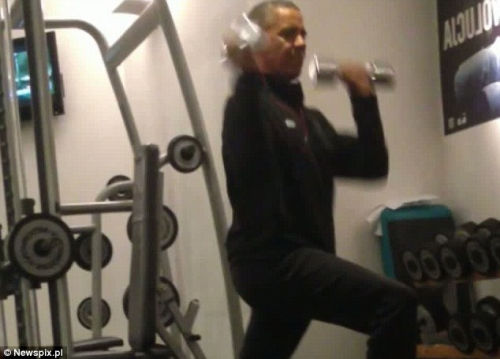 奧巴馬安?，F漏洞舉啞鈴健身時遭偷拍（組圖）（5）