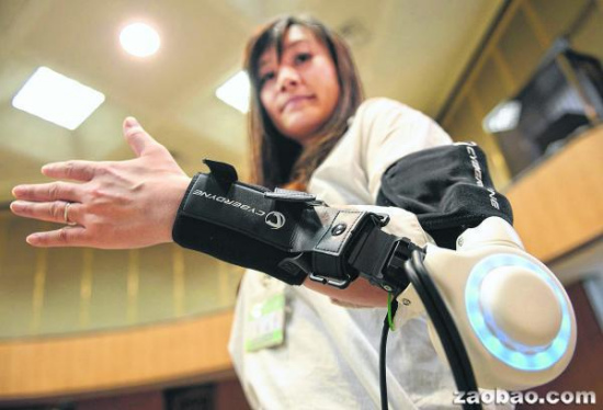 日本公司研發機器人手臂可用意念控制移物（圖）