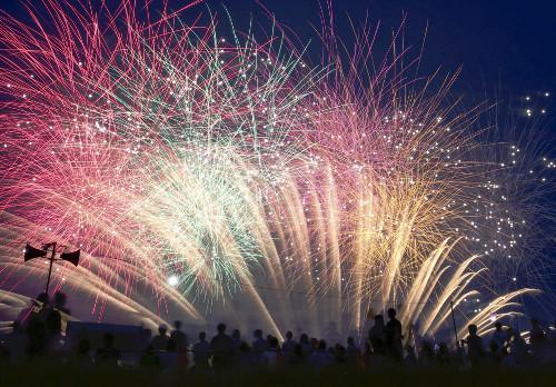 日本關東甲信地區當天發布了梅雨期結束的消息，東京都葛飾區的江戶川河川敷當晚舉行了煙花大會，約13000束煙花在夜空中綻放。（網頁截圖）
