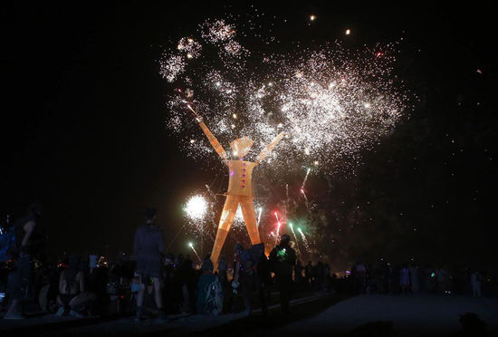 美國沙漠舉行 火人節 慶典 焚燒12米高人像(高清組圖)