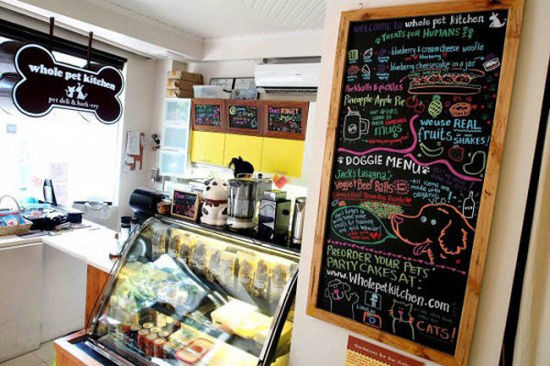 菲律賓另類咖啡館為寵物狗設菜單 鼓勵人狗同桌進餐(圖) 菲律賓另類咖啡館為寵物狗設菜單 鼓勵人狗同桌進餐(圖)
