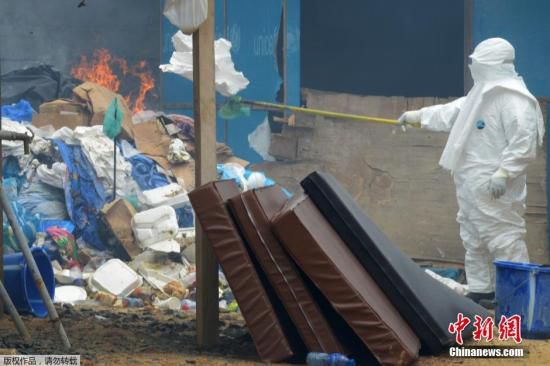 當地時間2014年9月3日，利比里亞蒙羅維亞，約翰·菲茨杰拉德·肯尼迪醫院的醫護人員和病人。9月1日