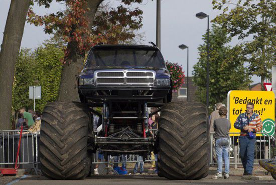 荷蘭“怪物卡車(chē)秀”一卡車(chē)沖入人群 致2死18傷