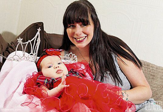 柯林斯在女兒盧娜6個(gè)月大時(shí)，便讓女兒參加選美。