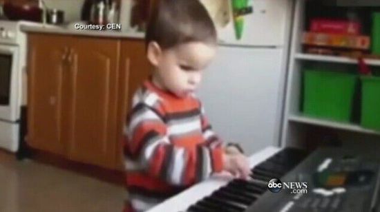 歐洲3歲盲童無師自通會彈鋼琴被譽“小莫扎特” 歐洲3歲盲童無師自通會彈鋼琴被譽“小莫扎特”