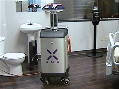 可通過發射紫外線對房間消毒的機器人。