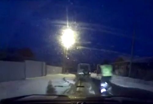 警車追逐中仍未追上可疑汽車，此時令人震驚的一幕出現(xiàn)，一名警察從警車中跳出來，向可疑車輛跑去。