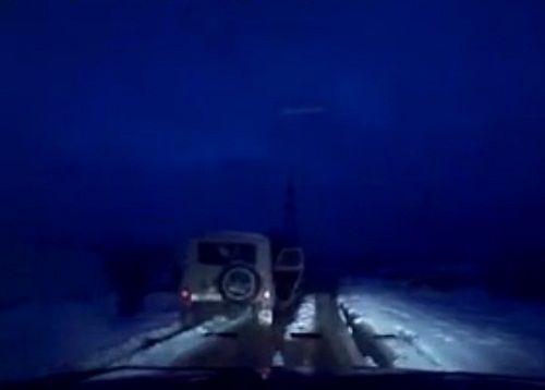 　　警察成功打開可疑汽車的車門并登上汽車，司機見狀立即停車及棄車逃走，警察則下車繼續(xù)追捕司機。