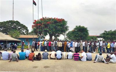 19日，安哥拉一檢查點(diǎn)抓扣大量外國人并查驗(yàn)證件。