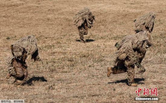 資料圖:當地時間2015年1月11日,日本船橋市,日本自衛隊進行新年軍演,大約500名軍人和24架飛機參與了本次演習。 視頻:日本敲定史上最大規模國防預算費來源:央視軍事農業 資料圖:當地時間2015年1月11日,日本船橋市,日本自衛隊進行新年軍演,大約500名軍人和24架飛機參與了本次演習。 視頻:日本敲定史上最大規模國防預算費來源:央視軍事農業