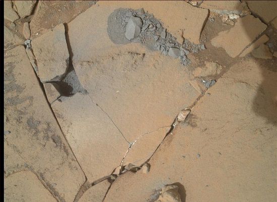 圖為在“好奇”號(hào)鉆孔過程中拍攝的照片