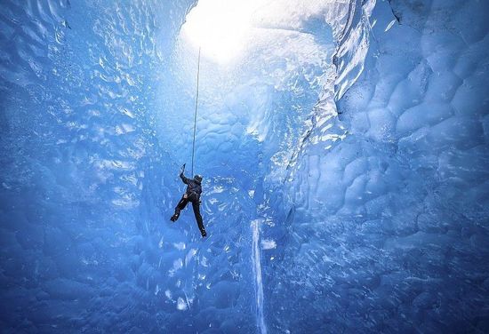 美國探險家深入冰縫 拍攝冰川內部夢幻美景(圖) 美國探險家深入冰縫 拍攝冰川內部夢幻美景(圖)
