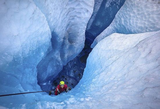 美國探險家深入冰縫 拍攝冰川內部夢幻美景(圖) 美國探險家深入冰縫 拍攝冰川內部夢幻美景(圖)