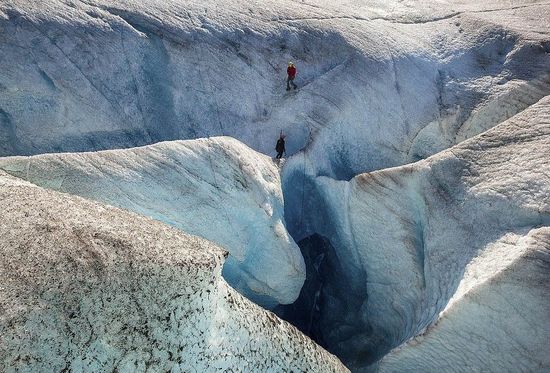 美國探險家深入冰縫 拍攝冰川內部夢幻美景(圖) 美國探險家深入冰縫 拍攝冰川內部夢幻美景(圖)