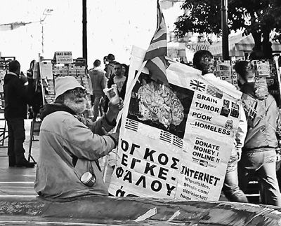 自債務(wù)危機爆發(fā)以來，希臘承諾實施以減薪、增稅、裁員和私有化為主要內(nèi)容的緊縮和改革政策。一系列的緊縮措施使民眾生活受到嚴(yán)重影響，約1/4的家庭陷入貧困。圖為今年1月希臘大選期間，在雅典市中心國會大廈前廣場乞討的老人。