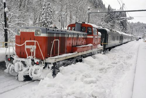 JR一臥鋪特急列車，因大雪在JR奧羽線津輕湯站附近拋錨，約130名乘客不得不在車上過(guò)夜。