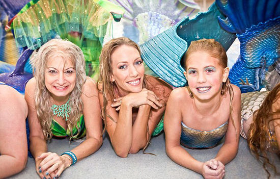 一年一度的Merfest大會(huì)在美國(guó)凱里舉行，數(shù)百男女齊聚那里慶祝成為“人魚”。（網(wǎng)頁(yè)截圖）