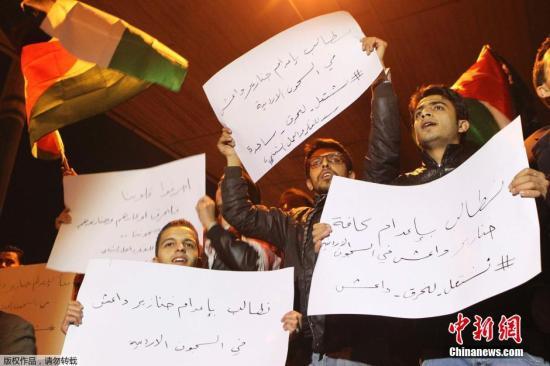 約旦軍方宣布，被極端組織“伊斯蘭國(guó)”劫為人質(zhì)的飛行員卡薩斯貝已遭殺害，憤怒的抗議群眾聚集首都安曼。 視頻：約旦政府談人質(zhì)遇害：一定會(huì)做出強(qiáng)有力回?fù)魜?lái)源:央視新聞