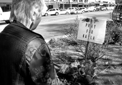 2月10日，美國亞利桑那州，民眾獻花悼念遇難的美國人質米勒。圖/東方IC